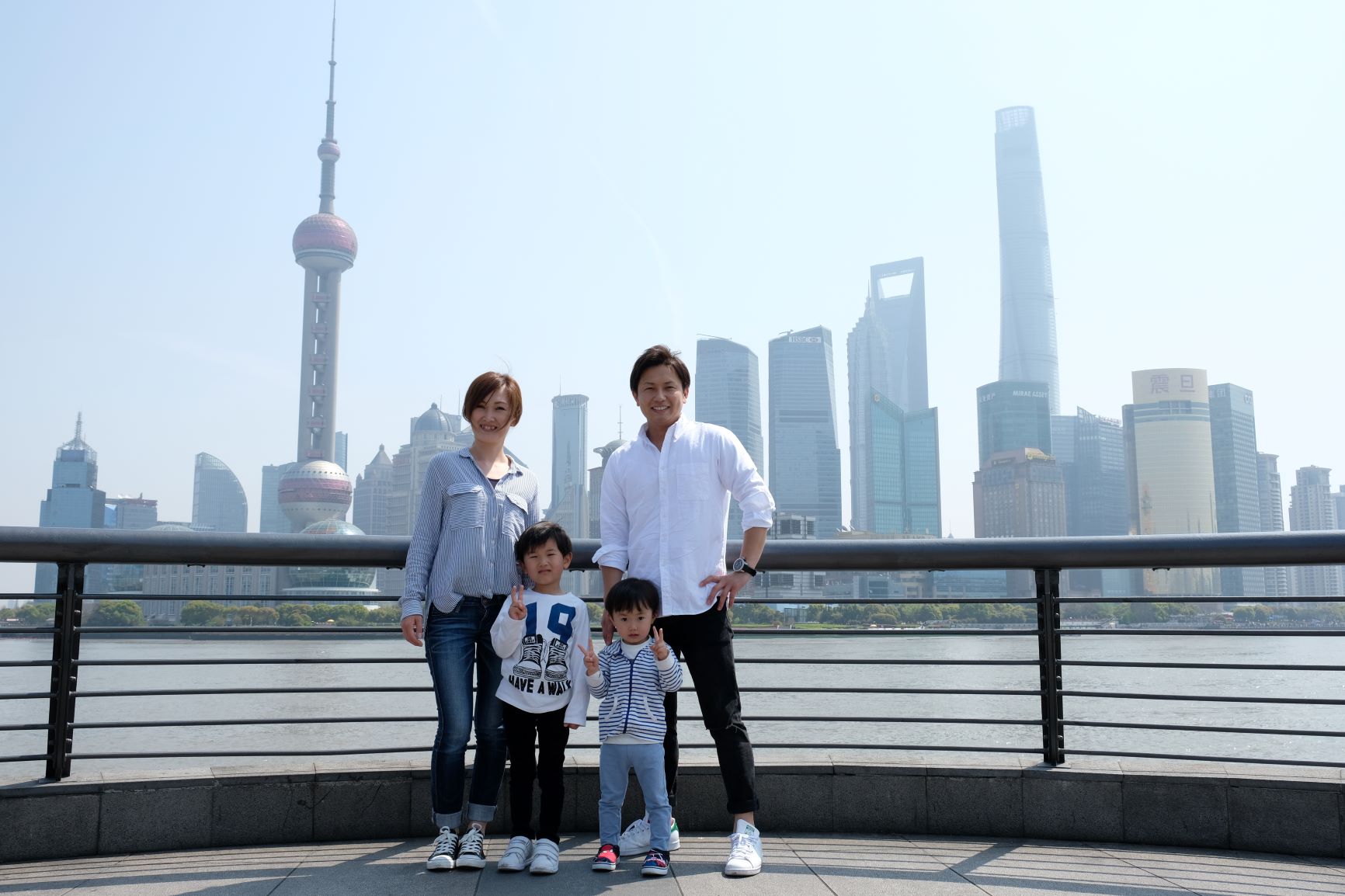 中国・上海の外灘にて家族写真